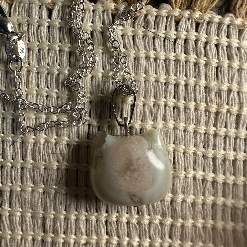 Green Flower Agate Cat Head Bead Pendant on Silver Box Chain - Picture 11 of 12